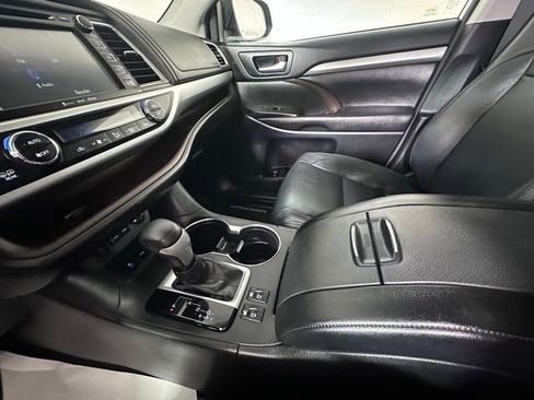 Used 2018 Toyota Highlander XLE AWD/4WD image 32