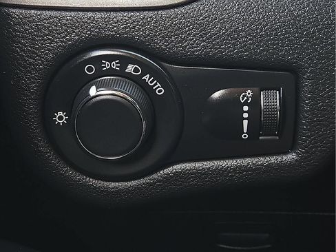 Used 2020 Jeep Cherokee Latitude FWD image 18