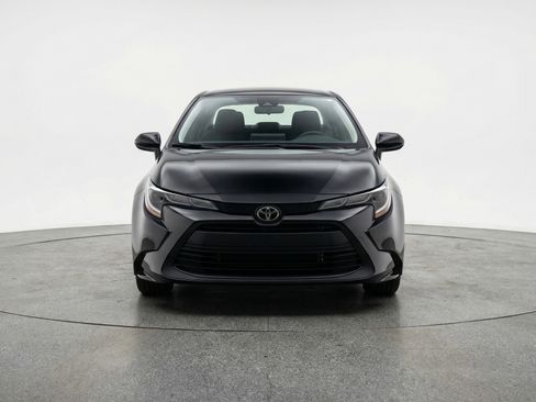 Used 2025 Toyota Corolla LE image 2