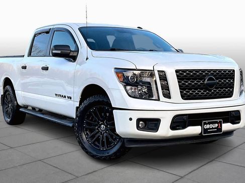 Used 2019 Nissan Titan SV w/ SV Convenience Package image 2