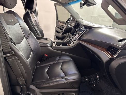 Used 2020 Cadillac Escalade Luxury w/ LPO, Radiant Package image 20