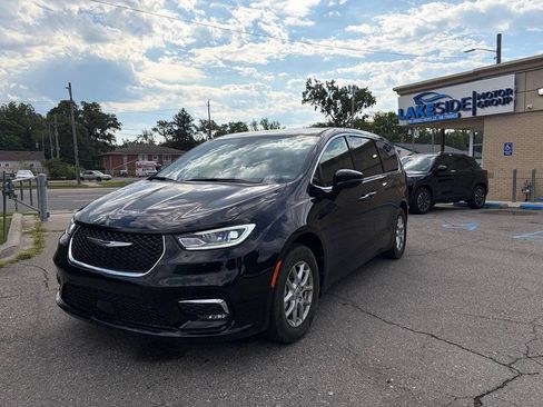 Used 2025 Chrysler Pacifica Select FWD image 1