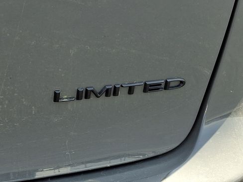 Used 2025 Chrysler Pacifica Limited FWD image 31