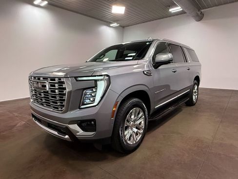 Used 2025 GMC Yukon XL Denali AWD/4WD image 39