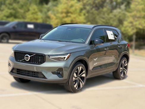 New 2026 Volvo XC40 B5 Plus w/ Climate Package AWD/4WD image 3
