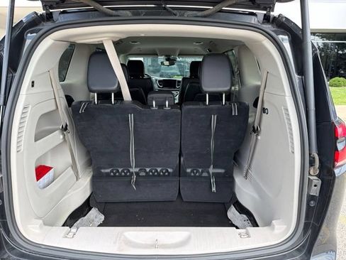 Used 2024 Chrysler Pacifica Touring-L FWD image 18