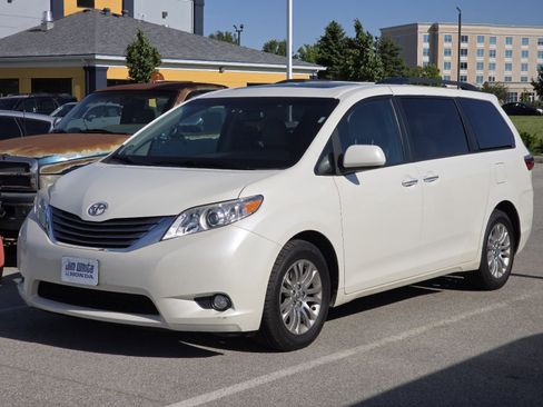 Used 2017 Toyota Sienna XLE FWD image 4