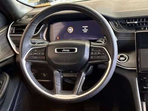 Used 2024 Jeep Grand Cherokee Limited w/ Black Appearance Package AWD/4WD image 15