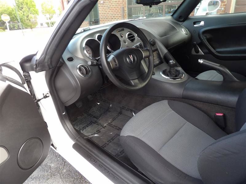 Used 2009 Pontiac Solstice Convertible RWD image 9