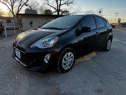 Used 2016 Toyota Prius C Two image 2