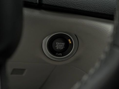 Used 2023 Chrysler Pacifica Touring-L FWD image 23