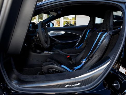 Used 2023 McLaren Artura RWD image 35