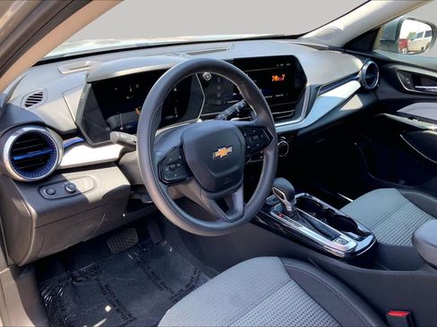 Used 2025 Chevrolet Trax LT FWD image 18