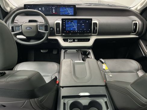 Used 2025 Ford Expedition Active image 4