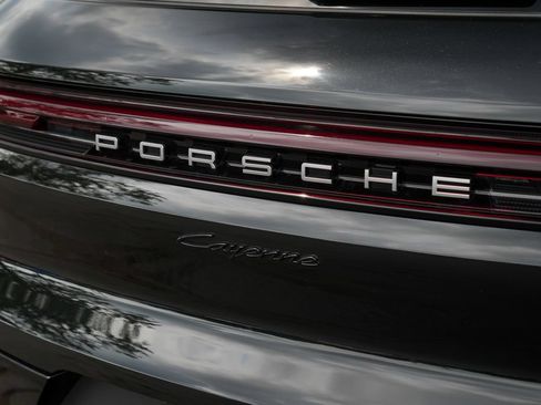 Certified 2025 Porsche Cayenne E-Hybrid AWD/4WD image 17