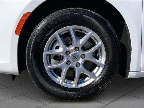 Used 2023 Chrysler Pacifica Touring-L image 10