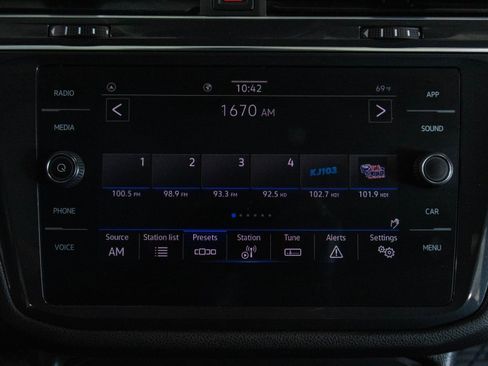 Used 2022 Volkswagen Tiguan SE image 8