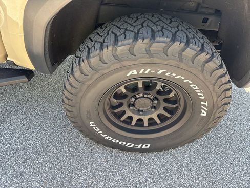 Used 2023 GMC Canyon AT4 w/ LPO, Skid Plate Package image 7