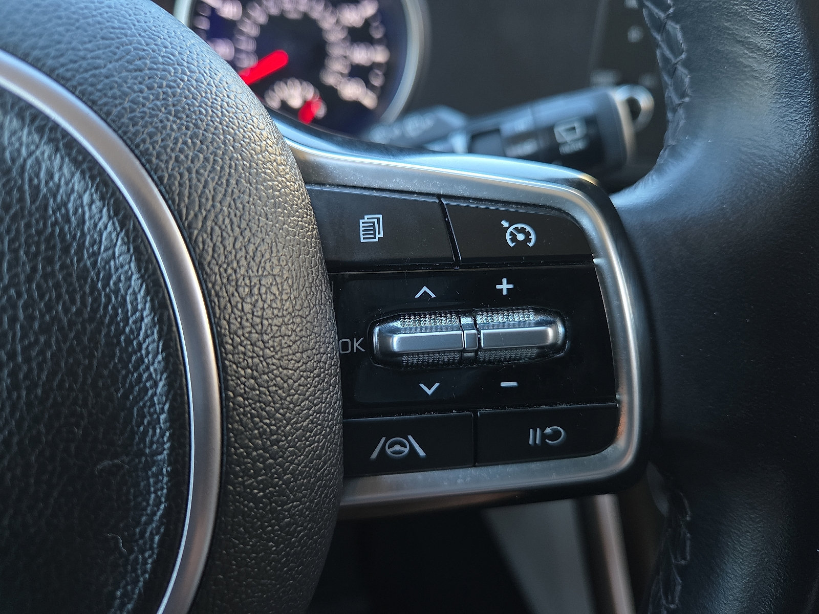 Used 2023 Kia Carnival LX FWD image 18