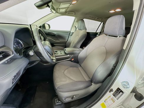 Used 2024 Toyota Highlander LE image 13