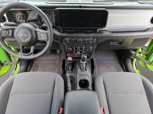 Used 2025 Jeep Wrangler Willys image 9