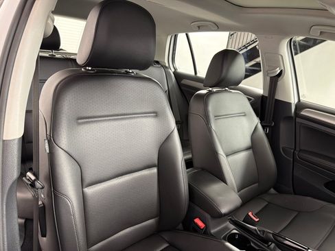 Used 2016 Volkswagen Golf 4-Door FWD image 24