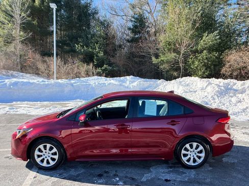 Used 2025 Toyota Corolla LE image 2