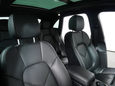 Certified 2025 Porsche Macan AWD image 24