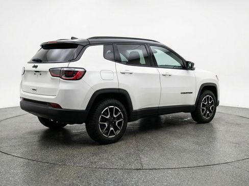 Used 2025 Jeep Compass Trailhawk AWD/4WD image 9