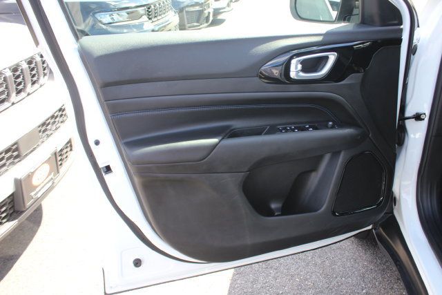 Used 2025 Jeep Compass Latitude w/ Convenience Group AWD/4WD image 18