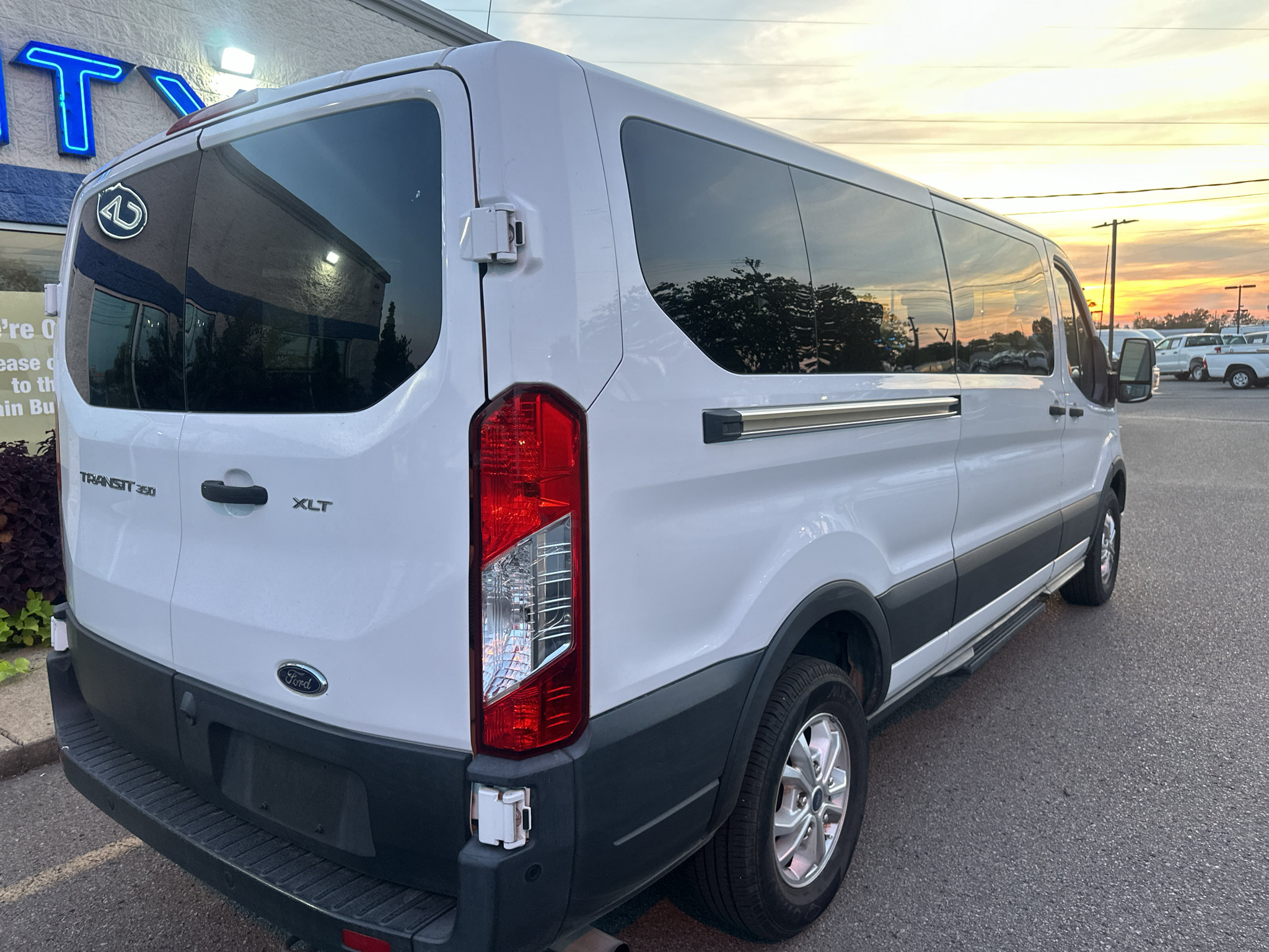 Used 2021 Ford Transit 350 XLT RWD image 4
