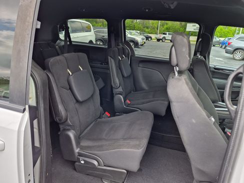 Used 2019 Dodge Grand Caravan SE FWD image 13