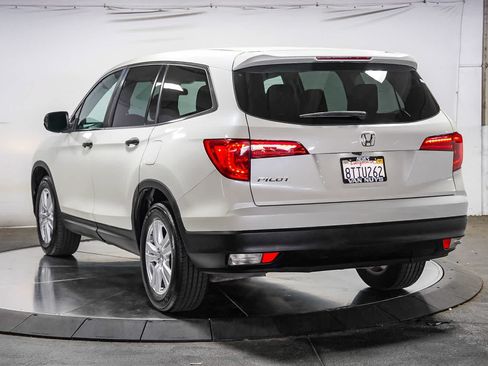 Used 2018 Honda Pilot LX image 2