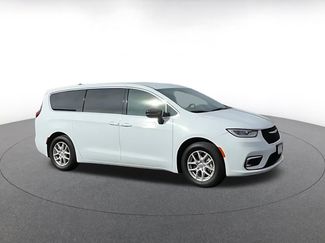 Used 2025 Chrysler Pacifica Select video 2