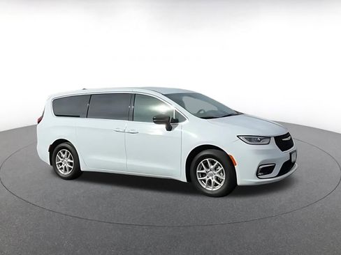 Used 2025 Chrysler Pacifica Select image 2