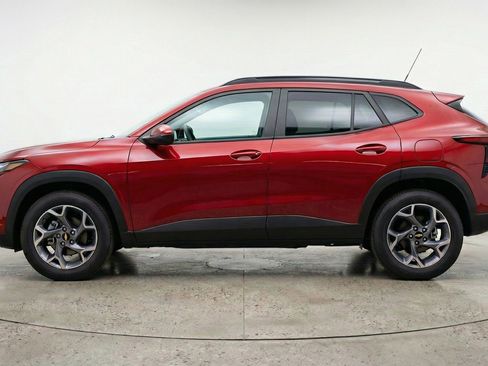 Used 2025 Chevrolet Trax LT w/ LT Convenience Package image 5