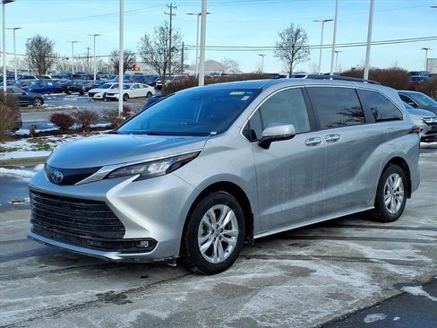 Certified 2025 Toyota Sienna XLE image 2