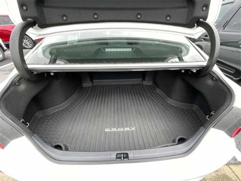 Used 2020 Toyota Camry LE image 7