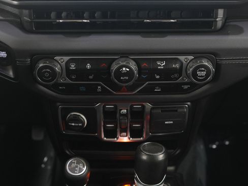 Used 2024 Jeep Wrangler Unlimited Sahara w/ Technology Group AWD/4WD image 16