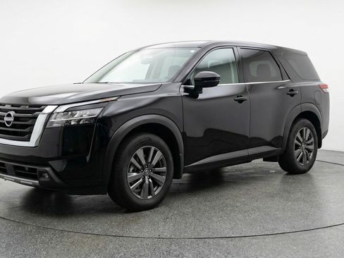 Used 2025 Nissan Pathfinder SV image 3