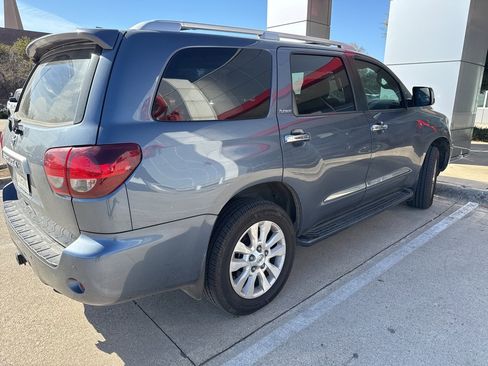 Used 2022 Toyota Sequoia Platinum image 4