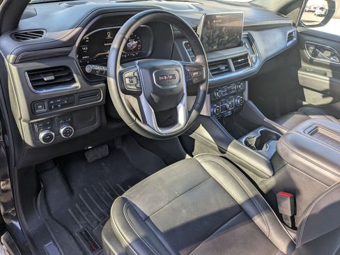 Used 2023 GMC Yukon SLT w/ SLT Premium Package image 16