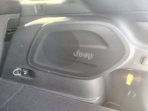 Certified 2022 Jeep Cherokee Latitude w/ Sun & Sound Group AWD/4WD image 11