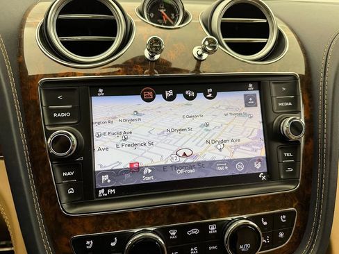 Used 2017 Bentley Bentayga AWD/4WD image 21