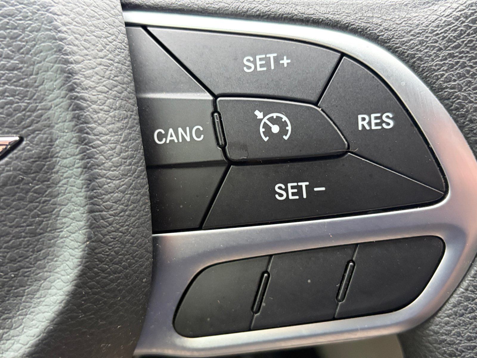 Used 2017 Chrysler Pacifica Touring w/ Tire & Wheel Group FWD image 18