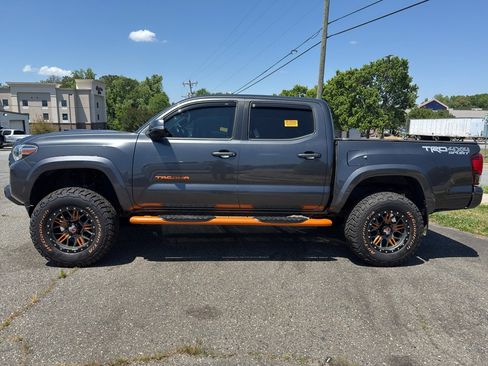 Used 2019 Toyota Tacoma TRD Sport AWD/4WD image 3
