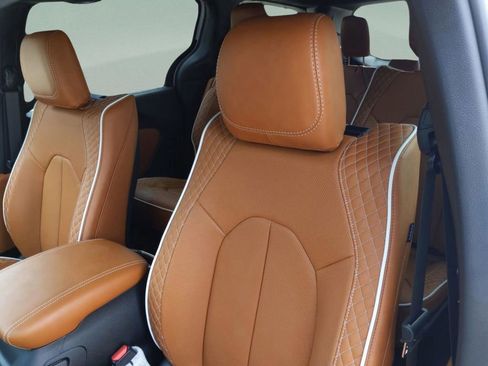 New 2026 Chrysler Pacifica Pinnacle image 14