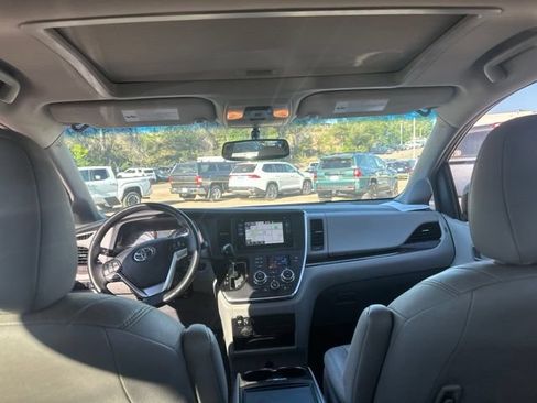 Used 2017 Toyota Sienna XLE w/ XLE Navigation Package AWD/4WD image 21