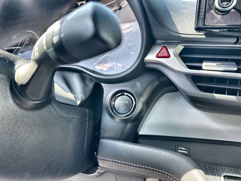 Used 2025 Toyota Sienna XLE image 17