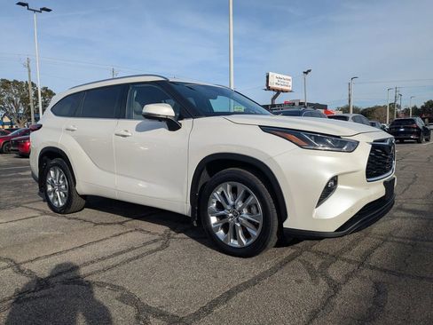 Used 2021 Toyota Highlander Limited image 2